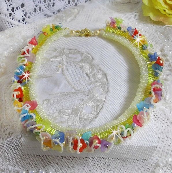 Tuinbloemen ketting met Frosted bloemen, rotspartijen, gele buizen, Lucite bloemen en rotspartijen