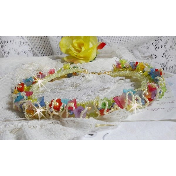 Tuinbloemen ketting met Frosted bloemen, rotspartijen, gele buizen, Lucite bloemen en rotspartijen