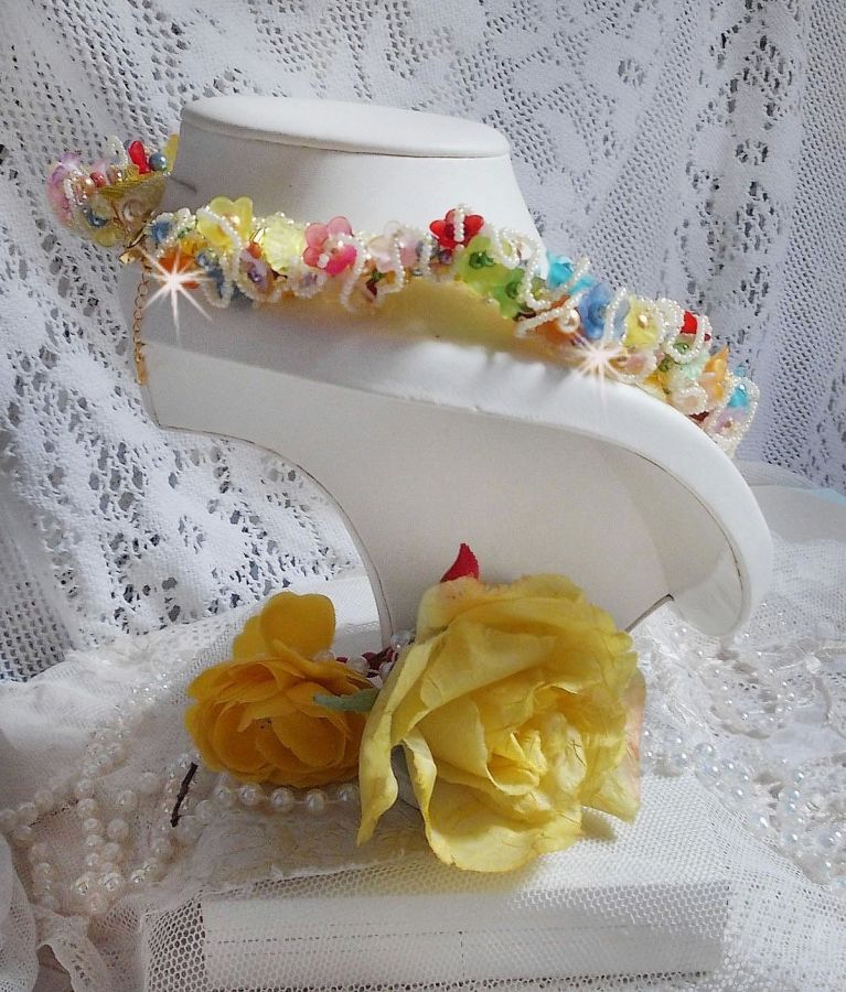Tuinbloemen ketting met Frosted bloemen, rotspartijen, gele buizen, Lucite bloemen en rotspartijen