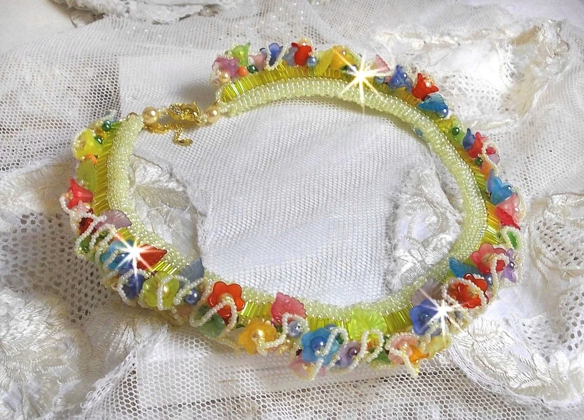 Tuinbloemen ketting met Frosted bloemen, rotspartijen, gele buizen, Lucite bloemen en rotspartijen