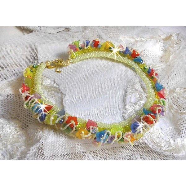 Tuinbloemen ketting met Frosted bloemen, rotspartijen, gele buizen, Lucite bloemen en rotspartijen