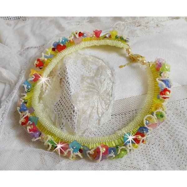 Tuinbloemen ketting met Frosted bloemen, rotspartijen, gele buizen, Lucite bloemen en rotspartijen