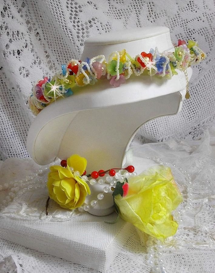 Tuinbloemen ketting met Frosted bloemen, rotspartijen, gele buizen, Lucite bloemen en rotspartijen