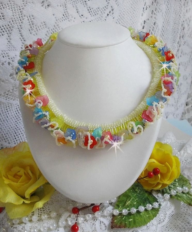 Tuinbloemen ketting met Frosted bloemen, rotspartijen, gele buizen, Lucite bloemen en rotspartijen