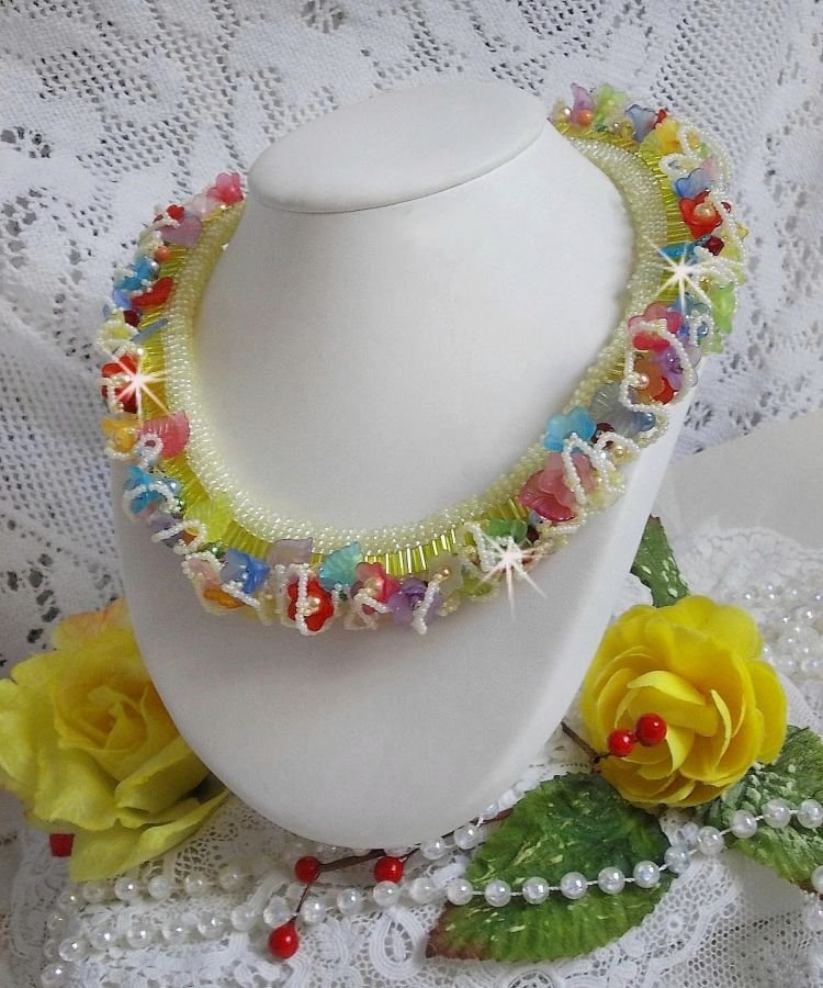 Tuinbloemen ketting met Frosted bloemen, rotspartijen, gele buizen, Lucite bloemen en rotspartijen