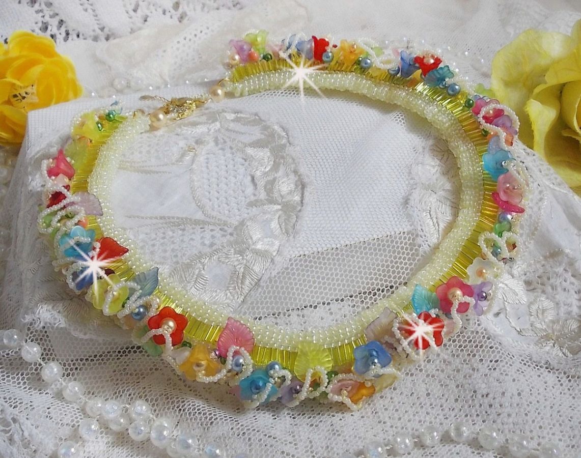 Tuinbloemen ketting met Frosted bloemen, rotspartijen, gele buizen, Lucite bloemen en rotspartijen