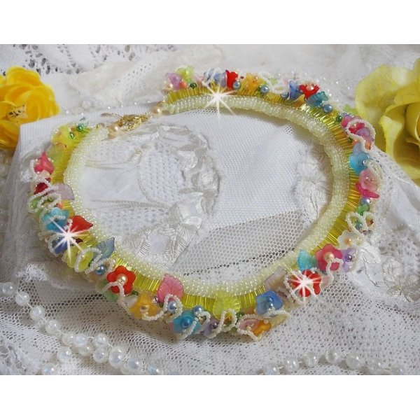 Tuinbloemen ketting met Frosted bloemen, rotspartijen, gele buizen, Lucite bloemen en rotspartijen