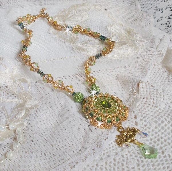 Garden Party ketting geborduurd met een Groen Boheems Kristal, Swarovski kralen en Miyuki rocailles.
