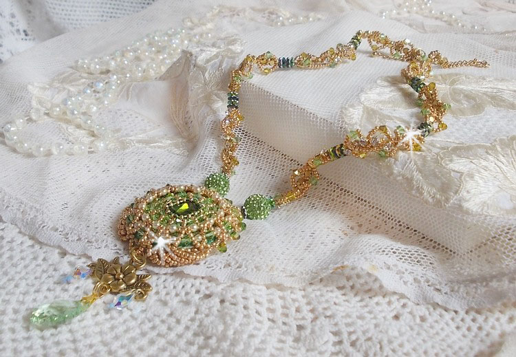 Garden Party ketting geborduurd met een Groen Boheems Kristal, Swarovski kralen en Miyuki rocailles.
