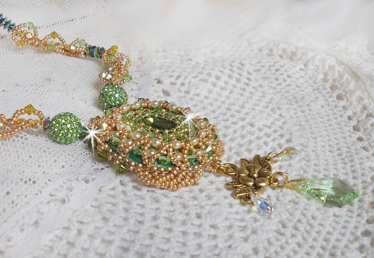 Garden Party ketting geborduurd met een Groen Boheems Kristal, Swarovski kralen en Miyuki rocailles.