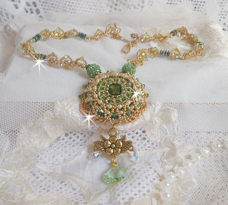 Garden Party ketting geborduurd met een Groen Boheems Kristal, Swarovski kralen en Miyuki rocailles.