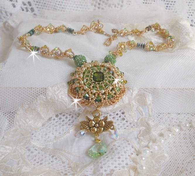 Garden Party ketting geborduurd met een Groen Boheems Kristal, Swarovski kralen en Miyuki rocailles.