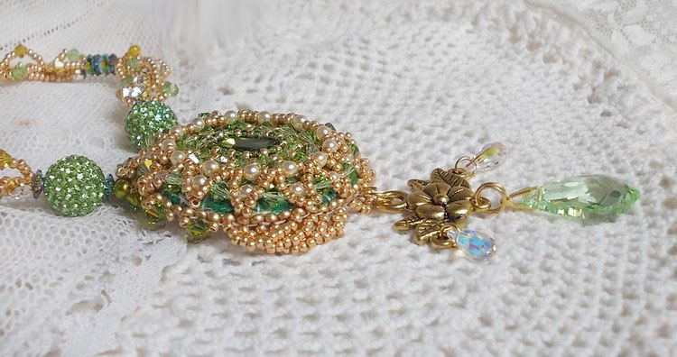 Garden Party ketting geborduurd met een Groen Boheems Kristal, Swarovski kralen en Miyuki rocailles.