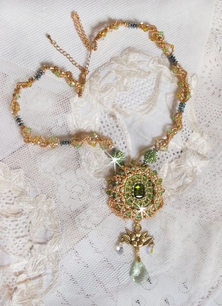 Garden Party ketting geborduurd met een Groen Boheems Kristal, Swarovski kralen en Miyuki rocailles.