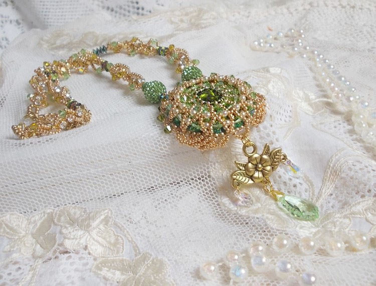 Garden Party ketting geborduurd met een Groen Boheems Kristal, Swarovski kralen en Miyuki rocailles.