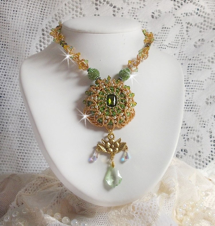 Garden Party ketting geborduurd met een Groen Boheems Kristal, Swarovski kralen en Miyuki rocailles.