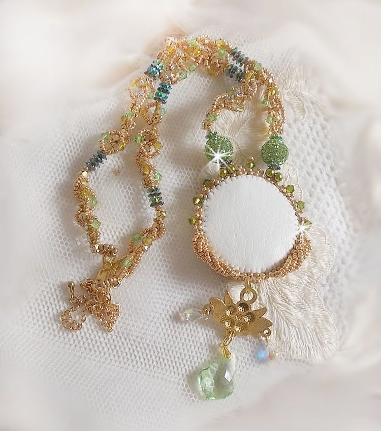 Garden Party ketting geborduurd met een Groen Boheems Kristal, Swarovski kralen en Miyuki rocailles.
