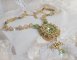 Garden Party ketting geborduurd met een Groen Boheems Kristal, Swarovski kralen en Miyuki rocailles.