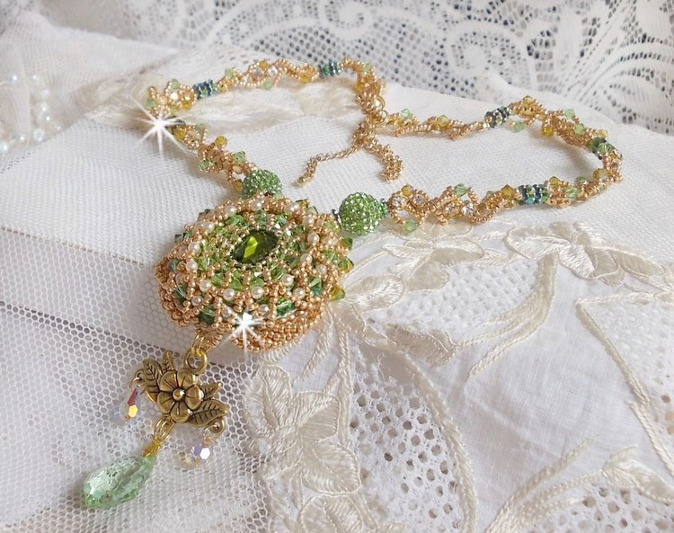 Garden Party ketting geborduurd met een Groen Boheems Kristal, Swarovski kralen en Miyuki rocailles.