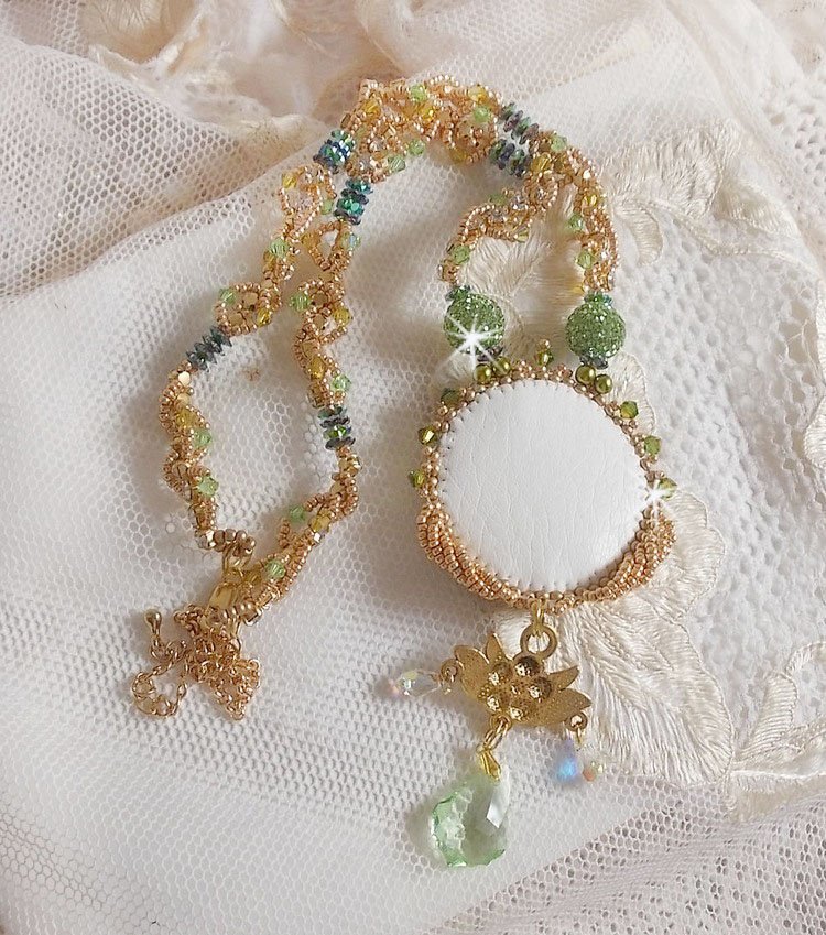 Garden Party ketting geborduurd met een Groen Boheems Kristal, Swarovski kralen en Miyuki rocailles.