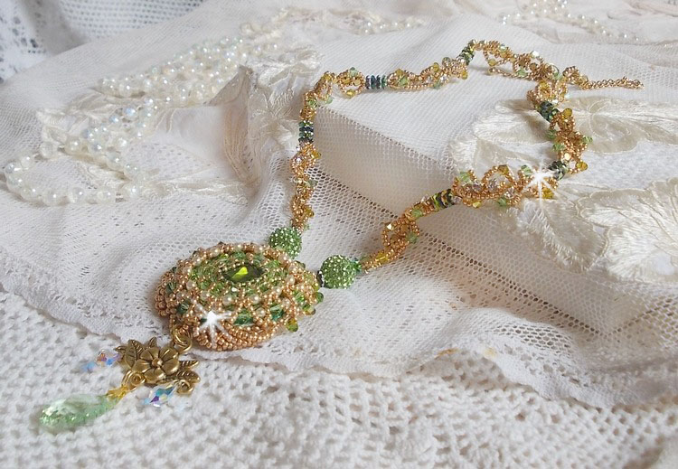 Garden Party ketting geborduurd met een Groen Boheems Kristal, Swarovski kralen en Miyuki rocailles.