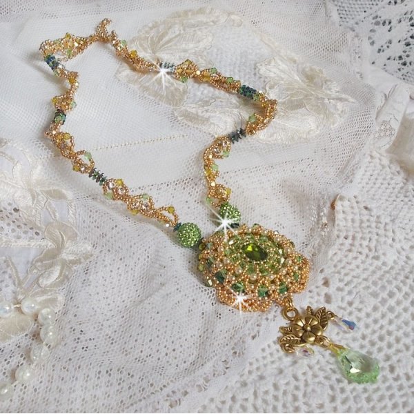 Garden Party ketting geborduurd met een Groen Boheems Kristal, Swarovski kralen en Miyuki rocailles.