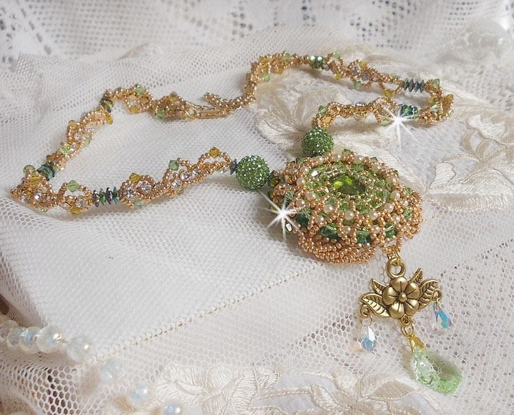 Garden Party ketting geborduurd met een Groen Boheems Kristal, Swarovski kralen en Miyuki rocailles.