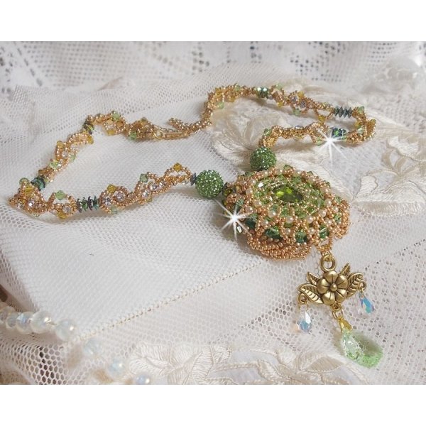 Garden Party ketting geborduurd met een Groen Boheems Kristal, Swarovski kralen en Miyuki rocailles.