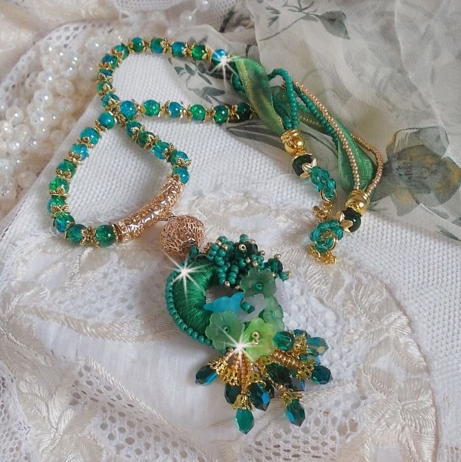 Groene Iris ketting geborduurd met smaragdgroen DMC katoen, Swarovski kristallen, harskralen en rocailles.
