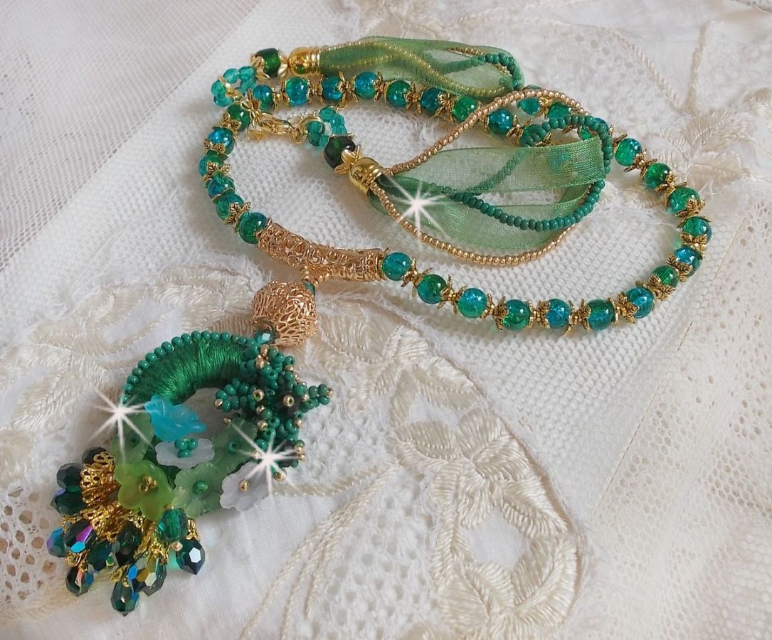 Groene Iris ketting geborduurd met smaragdgroen DMC katoen, Swarovski kristallen, harskralen en rocailles.