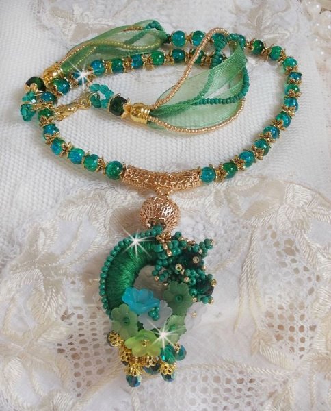 Groene Iris ketting geborduurd met smaragdgroen DMC katoen, Swarovski kristallen, harskralen en rocailles.