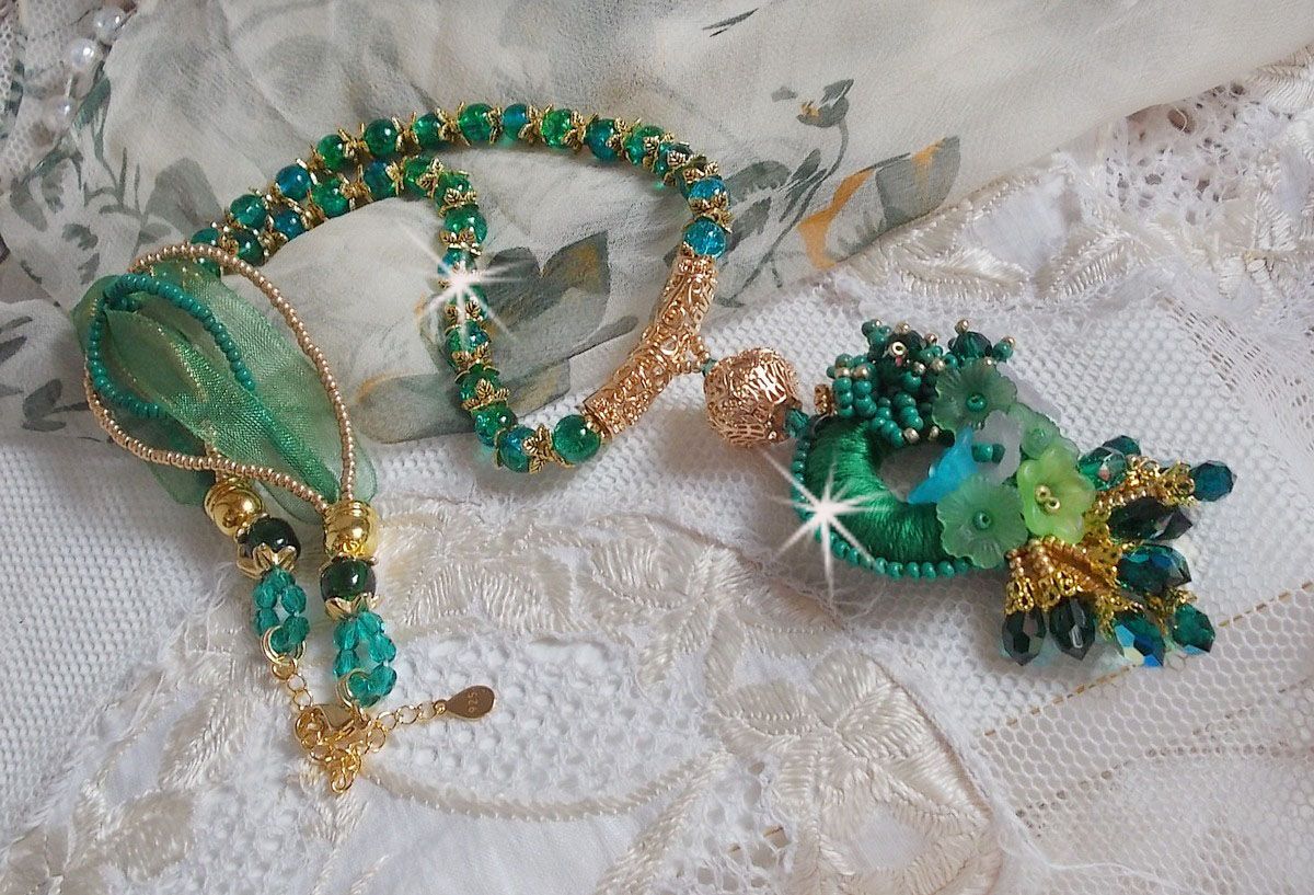 Groene Iris ketting geborduurd met smaragdgroen DMC katoen, Swarovski kristallen, harskralen en rocailles.
