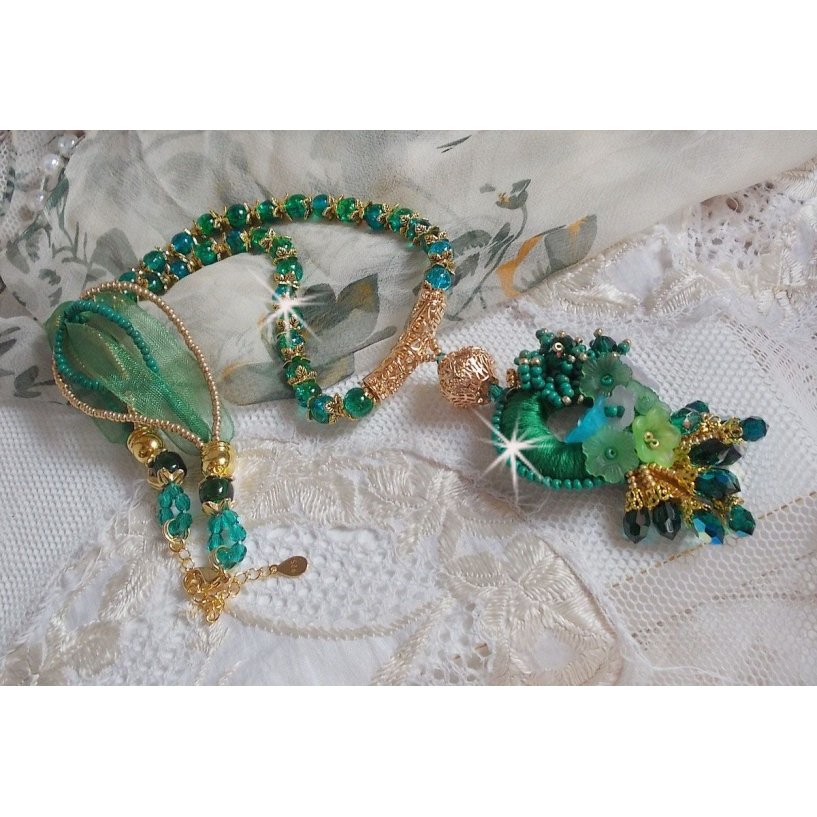 Groene Iris ketting geborduurd met smaragdgroen DMC katoen, Swarovski kristallen, harskralen en rocailles.
