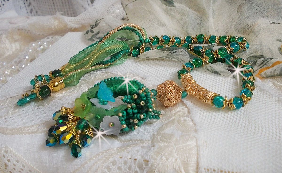 Groene Iris ketting geborduurd met smaragdgroen DMC katoen, Swarovski kristallen, harskralen en rocailles.