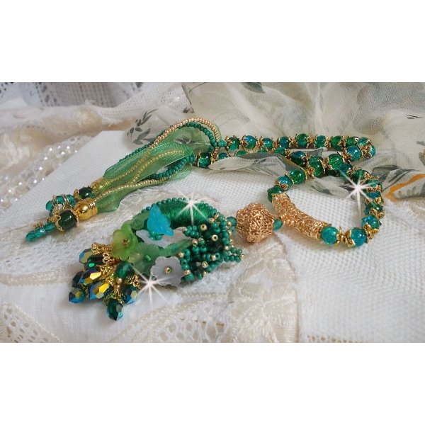 Groene Iris ketting geborduurd met smaragdgroen DMC katoen, Swarovski kristallen, harskralen en rocailles.