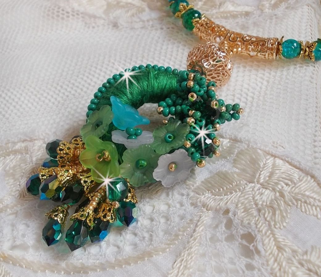 Groene Iris ketting geborduurd met smaragdgroen DMC katoen, Swarovski kristallen, harskralen en rocailles.