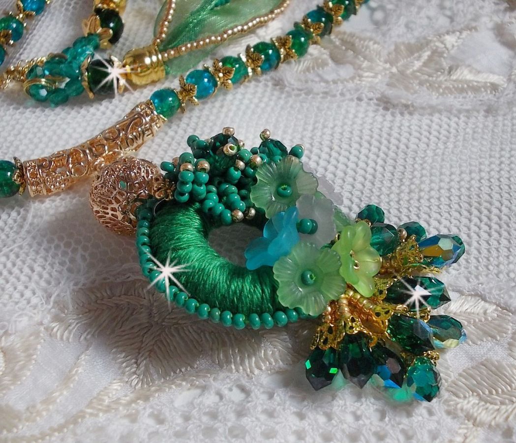 Groene Iris ketting geborduurd met smaragdgroen DMC katoen, Swarovski kristallen, harskralen en rocailles.