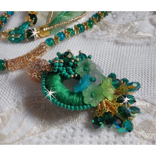 Groene Iris ketting geborduurd met smaragdgroen DMC katoen, Swarovski kristallen, harskralen en rocailles.