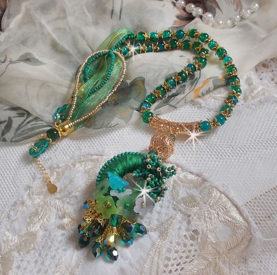 Groene Iris ketting geborduurd met smaragdgroen DMC katoen, Swarovski kristallen, harskralen en rocailles.