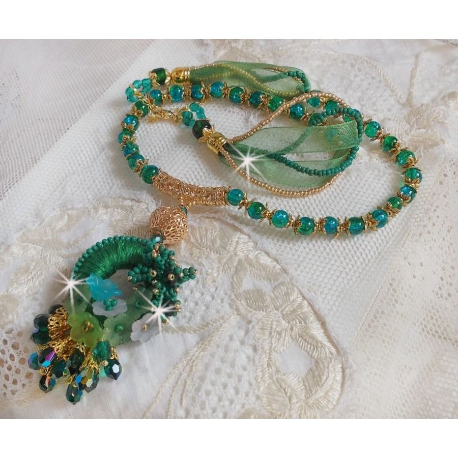 Groene Iris ketting geborduurd met smaragdgroen DMC katoen, Swarovski kristallen, harskralen en rocailles.
