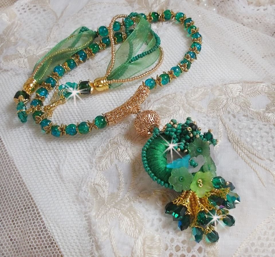 Groene Iris ketting geborduurd met smaragdgroen DMC katoen, Swarovski kristallen, harskralen en rocailles.