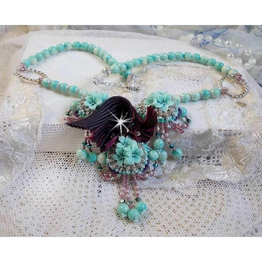 Blue Flowers Haute-Couture ketting geborduurd met Swarovski kristallen, een truffel/framboos zijden lint en rocailles.