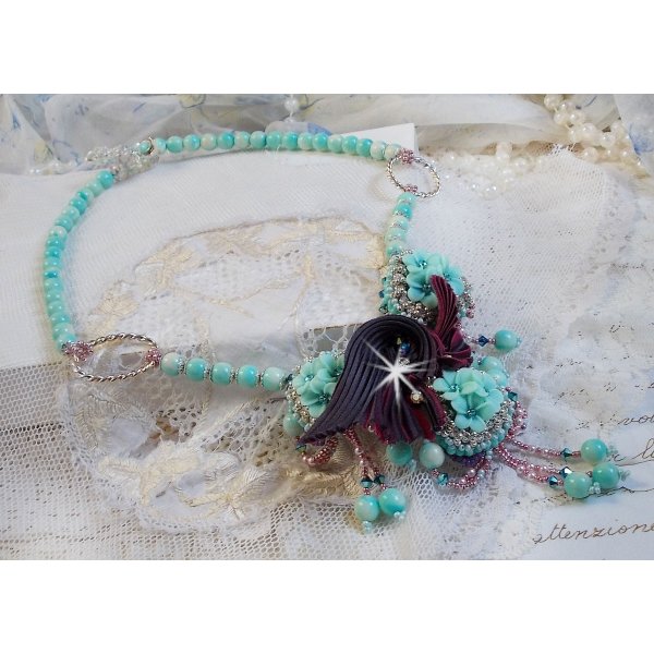 Blue Flowers Haute-Couture ketting geborduurd met Swarovski kristallen, een truffel/framboos zijden lint en rocailles.