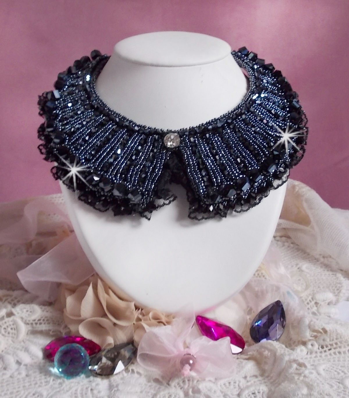 Ketting met Swarovski kristallen en zwart kant Haute-Couture stijl