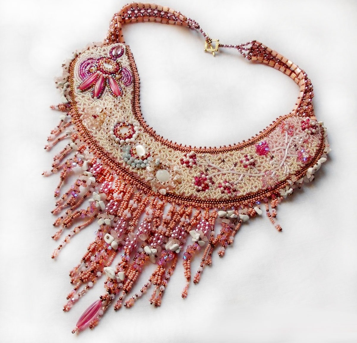 Collier Rose Royale, geborduurd met halfedelstenen parels, Swarovski kristal en diverse parels van Haute-Couture kwaliteit.