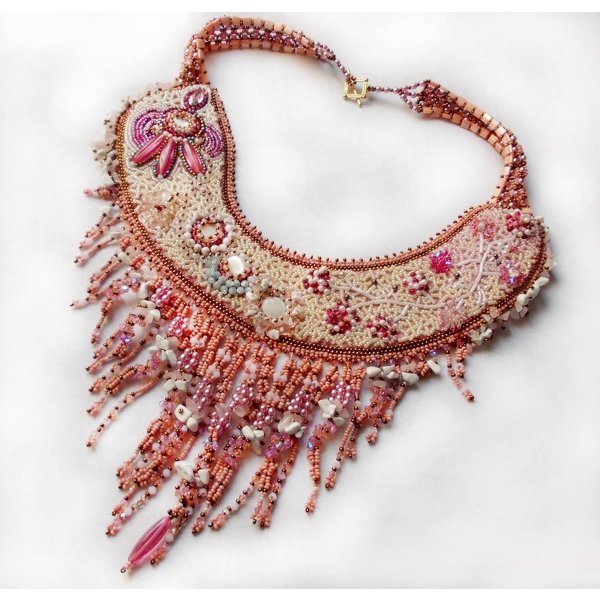 Collier Rose Royale, geborduurd met halfedelstenen parels, Swarovski kristal en diverse parels van Haute-Couture kwaliteit.