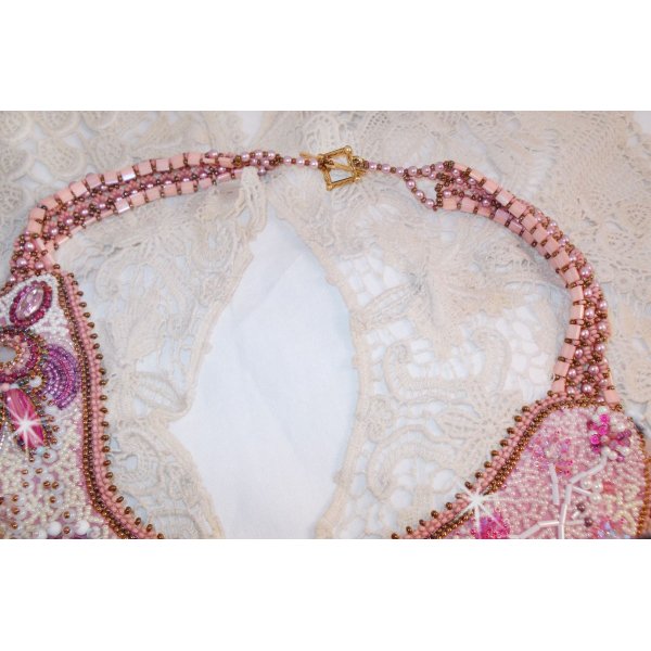 Collier Rose Royale, geborduurd met halfedelstenen parels, Swarovski kristal en diverse parels van Haute-Couture kwaliteit.