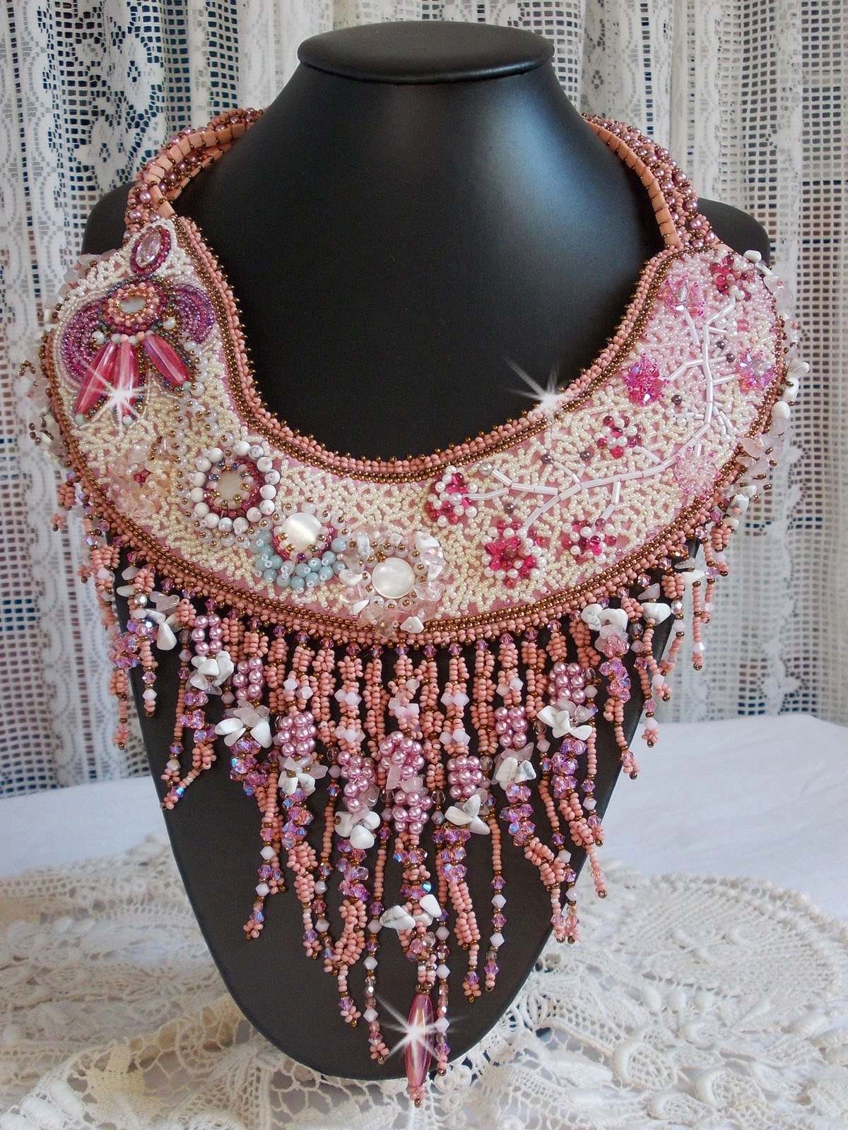 Collier Rose Royale, geborduurd met halfedelstenen parels, Swarovski kristal en diverse parels van Haute-Couture kwaliteit.