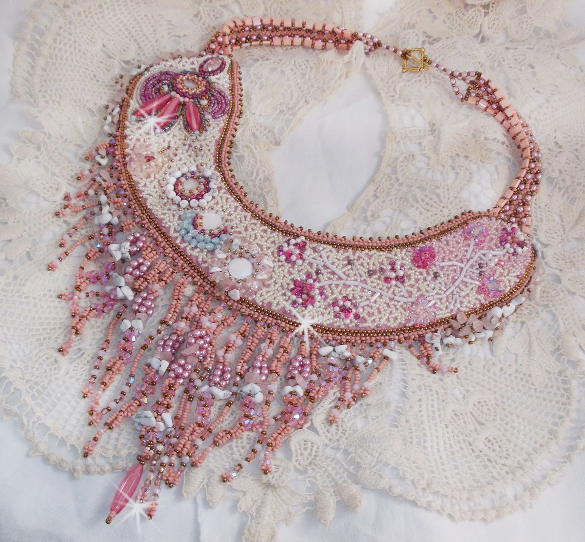 Collier Rose Royale, geborduurd met halfedelstenen parels, Swarovski kristal en diverse parels van Haute-Couture kwaliteit.