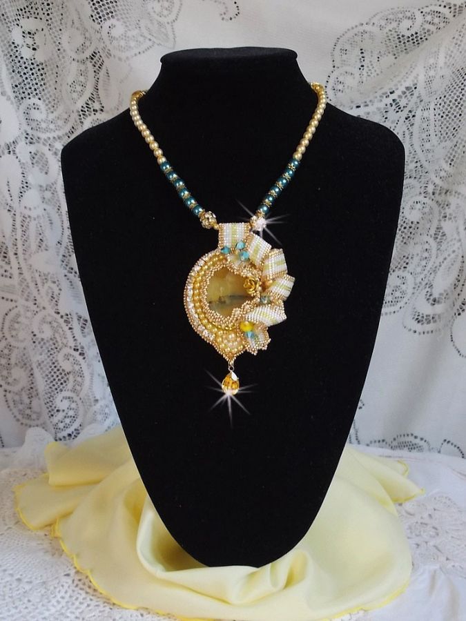 Haute-Couture Sunflower Gold hanger geborduurd met 24 karaats vergulde rocailles, een Madagaskar opaal en Swarovski kristallen.